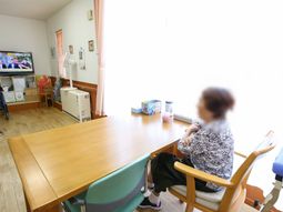 光が入る快適な食堂