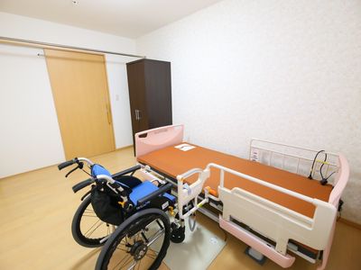 居室内のベッドと車椅子