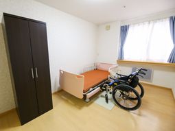 明るい居室と車椅子