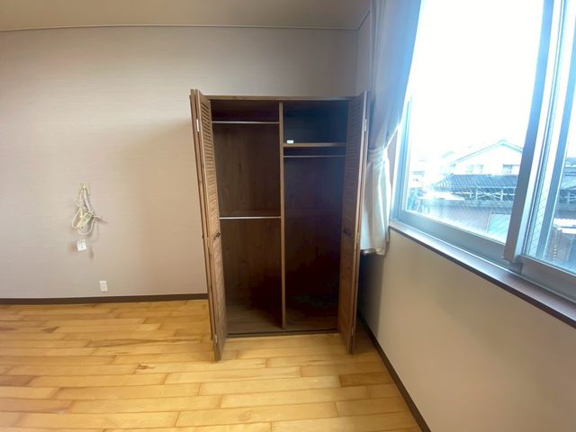 広い床の居室 居室 広々とした床と大きな窓があり、自然光が差し込みます。収納スペースも充実しています。