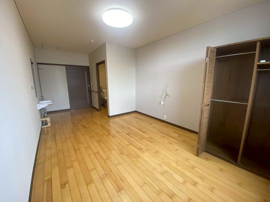 明るい木製床の居室
