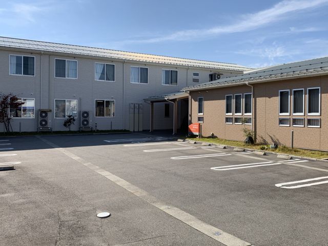 新築そうな建物の外観 外観 清潔感のある新しい建物の外観です。ゆとりを感じさせる広々とした設計は、快適な勤務環境を提供してくれることでしょう。