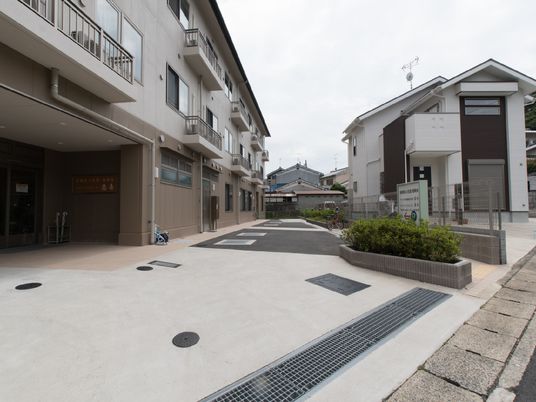広々とした施設のエントランス