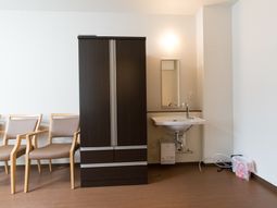 洗面台と椅子が備わる部屋