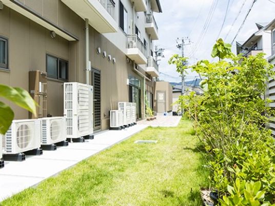 庭のある建物外観