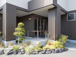 清潔感あるエントランス風景