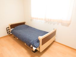 明るい居室のベッド