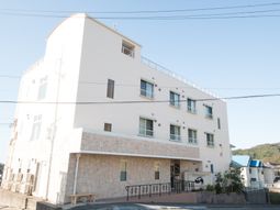 白壁の建物外観