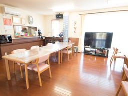 共有ラウンジの明るい空間