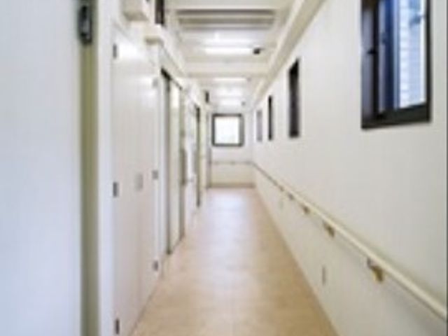 清潔感ある廊下の風景 廊下 床には滑りにくい素材が使われ、壁には手すりが設けられており、安全に配慮された明るい廊下です。