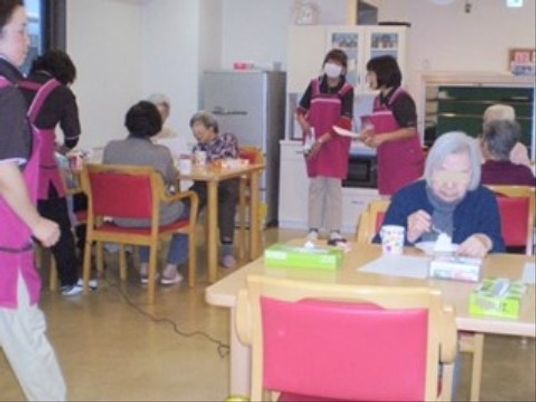 活動する人々の食堂