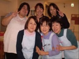 笑顔のスタッフ集合写真