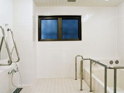 清潔なバリアフリー浴室