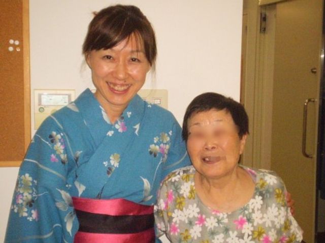 着物姿の女性と高齢女性 イベント3 笑顔で寄り添うスタッフの姿が印象的です。あたたかい人と人とのつながりを感じられる環境です。