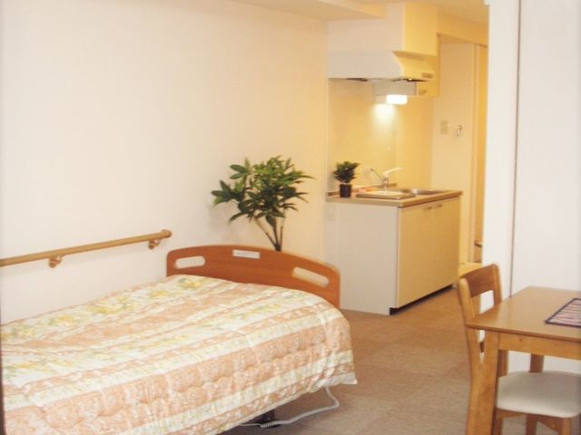 居心地の良い居室 居室 落ち着いた色合いの広々とした部屋です。生活に必要な家具が整い、快適な個室でのひと時を過ごせます。