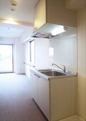 シンプルな居室のキッチン