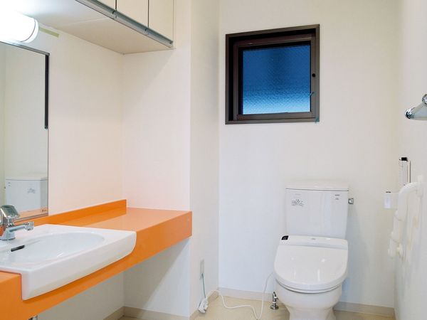 清潔なトイレと洗面台