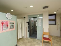 清潔なエレベーター前の空間