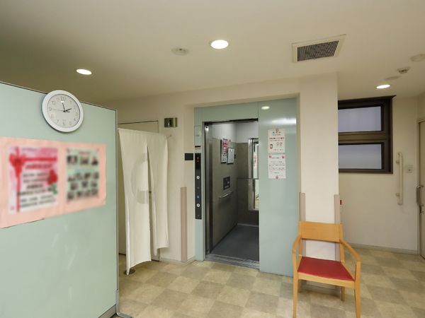 清潔なエレベーター前の空間
