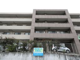 多階層の建物の外観