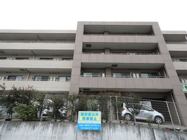 多階層の建物の外観