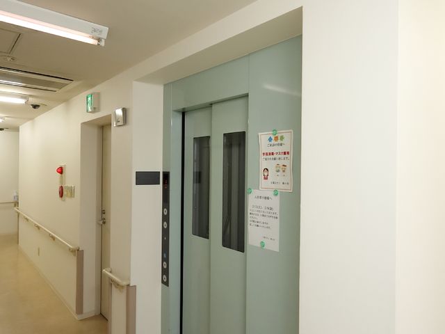 照明のあるきれいな廊下 エレベーター 清潔感のあふれる廊下は、移動もしやすく配慮されています。手指消毒液も完備しており、衛生面にも気を遣っています。