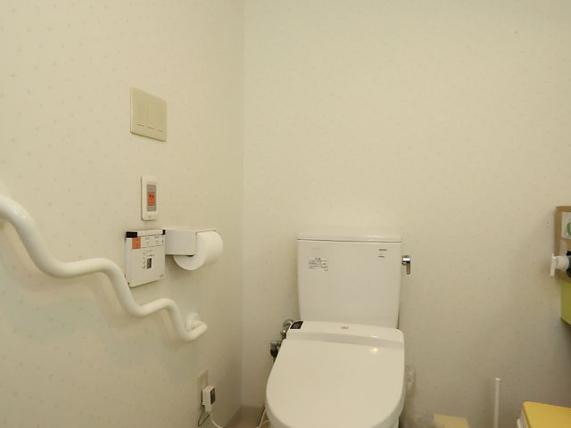 バリアフリーのトイレ トイレ 安全な手すり付きのバリアフリー設計が施された清潔感あるトイレです。ゆったりとしたスペースで快適にご利用いただけます。