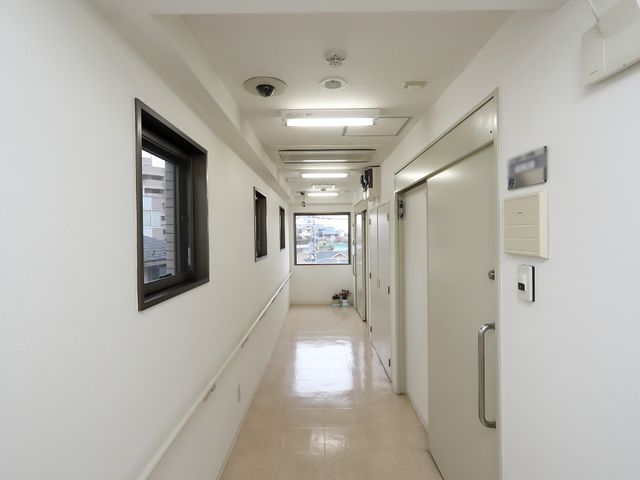 綺麗な施設の廊下 廊下 ゆったりとした明るい廊下です。手すりが設置され、安全に配慮された空間が確保されています。