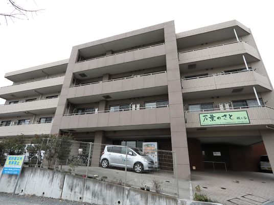 多階層の建物外観