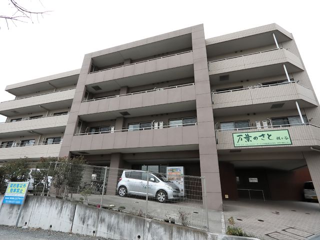 多階層の建物外観 外観 ゆったりした設計の外観を持つ当施設です。施設でのお仕事に、このような環境はいかがでしょうか。