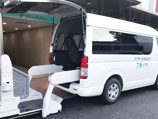 送迎車とリフト  