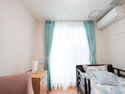 明るい居室の一角