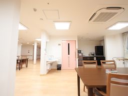 明るい食堂の光景