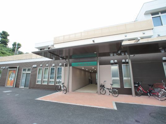 明るい建物のエントランス