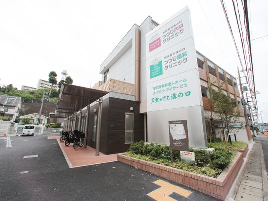 明るい外観の建物