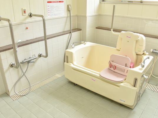 バリアフリー設計の浴室