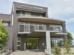 建物正面エントランス
