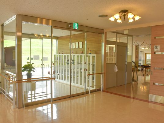 エントランスの明るい空間