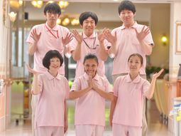 スタッフの笑顔が輝く廊下