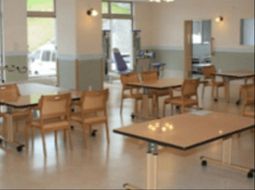 明るい食堂の様子