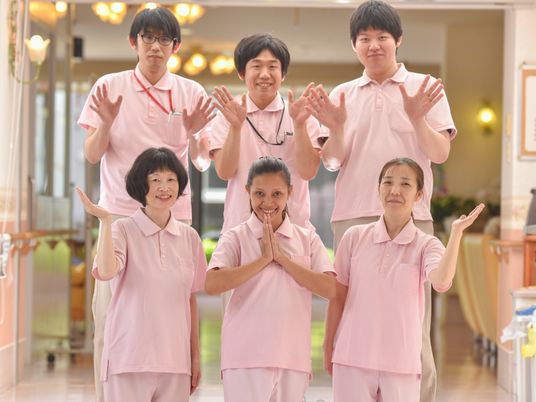 明るい表情のスタッフ集合