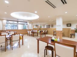 広々とした明るい食堂