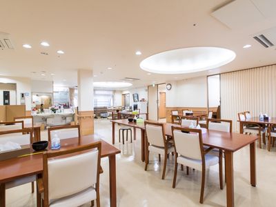 広々とした明るい食堂
