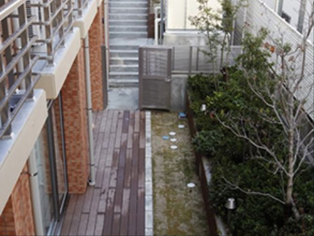 緑豊かな中庭の景色 中庭 緑に囲まれた落ち着いた環境です。周囲には植物が植えられ、心地よい休息を提供しています。