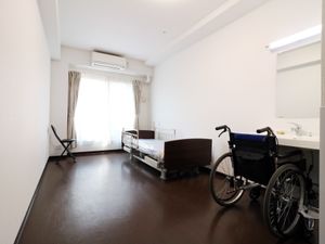 明るい個室の居室