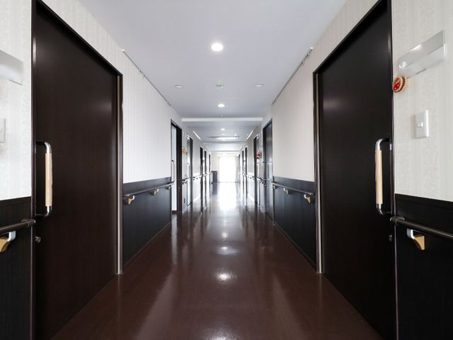 きれいな廊下 通路 清潔感があり、ゆったりとした通路は日々の業務を行いやすい設計です。光がまわりを明るく照らして落ち着いた雰囲気を醸し出しています。