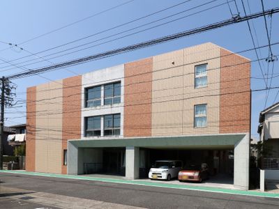 明るく清潔な施設の外観