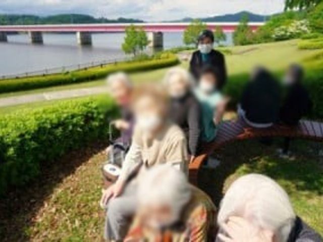 湖畔での集い 庭 静かな湖畔での休憩は、心地よいひとときを提供します。リラックスした会話が楽しめます。