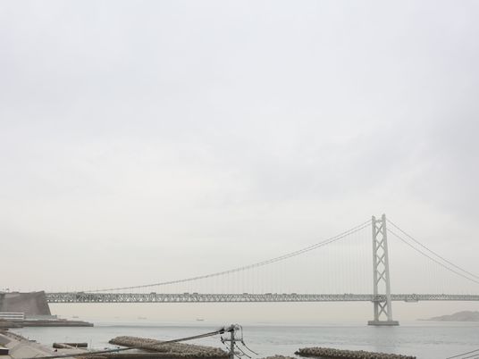 緩やかな海と橋の景色