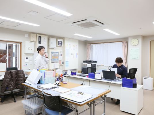 スタッフが働く事務室
